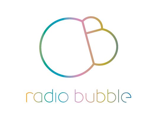 Při úklidu koupelen se emancipace nekoná, i proto se Radio Bubble snaží ženám zpříjemnit čas, který v nich při pravidelných úklidech tráví